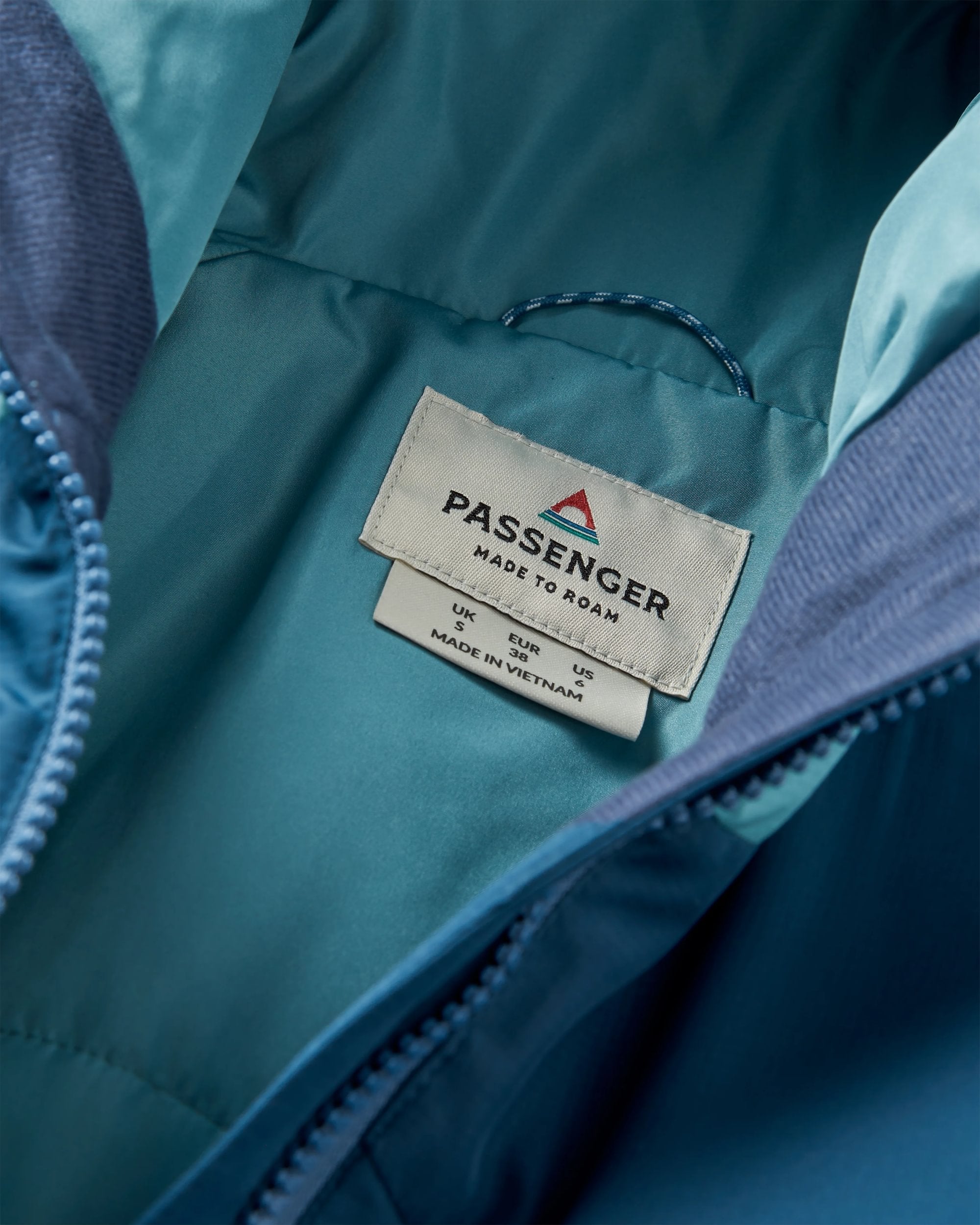 Shasta Lightweight Recycled Thermore® Insulated Jacket - Rich Navy/Dark Denim/Arctic - Flatlay