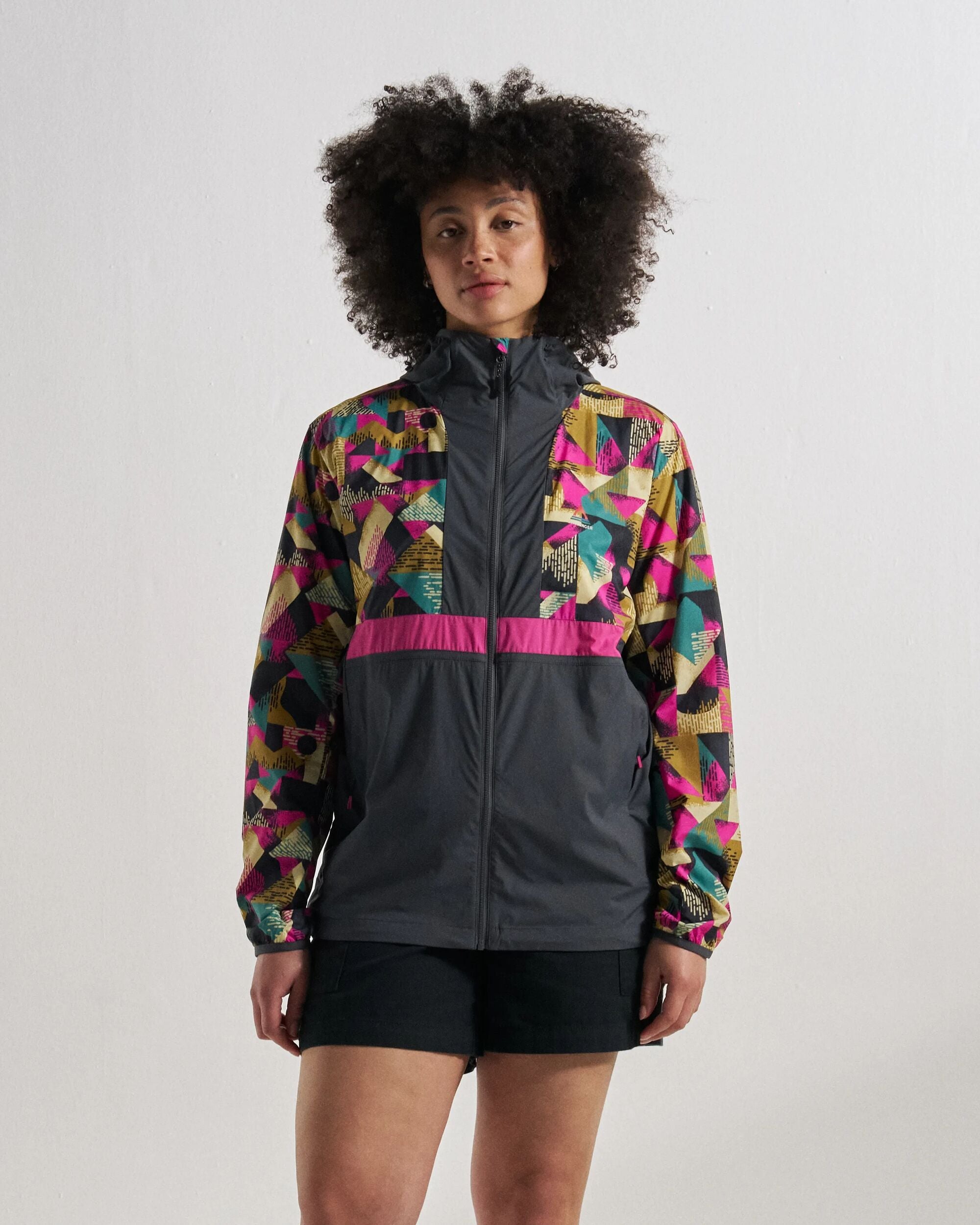 Viento Windshell Jacket - Mosaic Mountain Charcoal - Studio Model