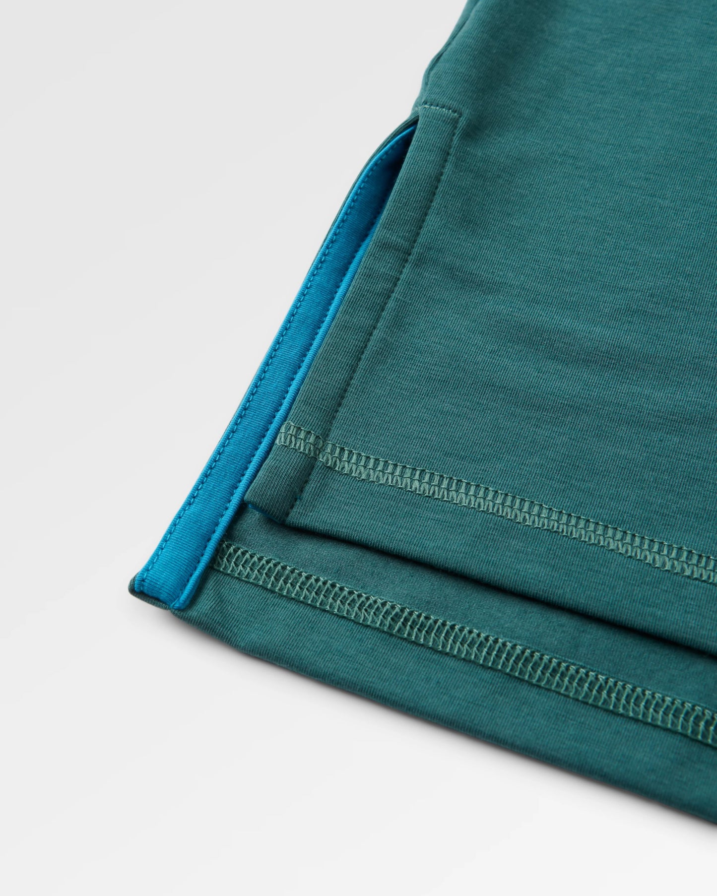 Chase The Light Active LS T-Shirt - Deep Ocean - Flatlay