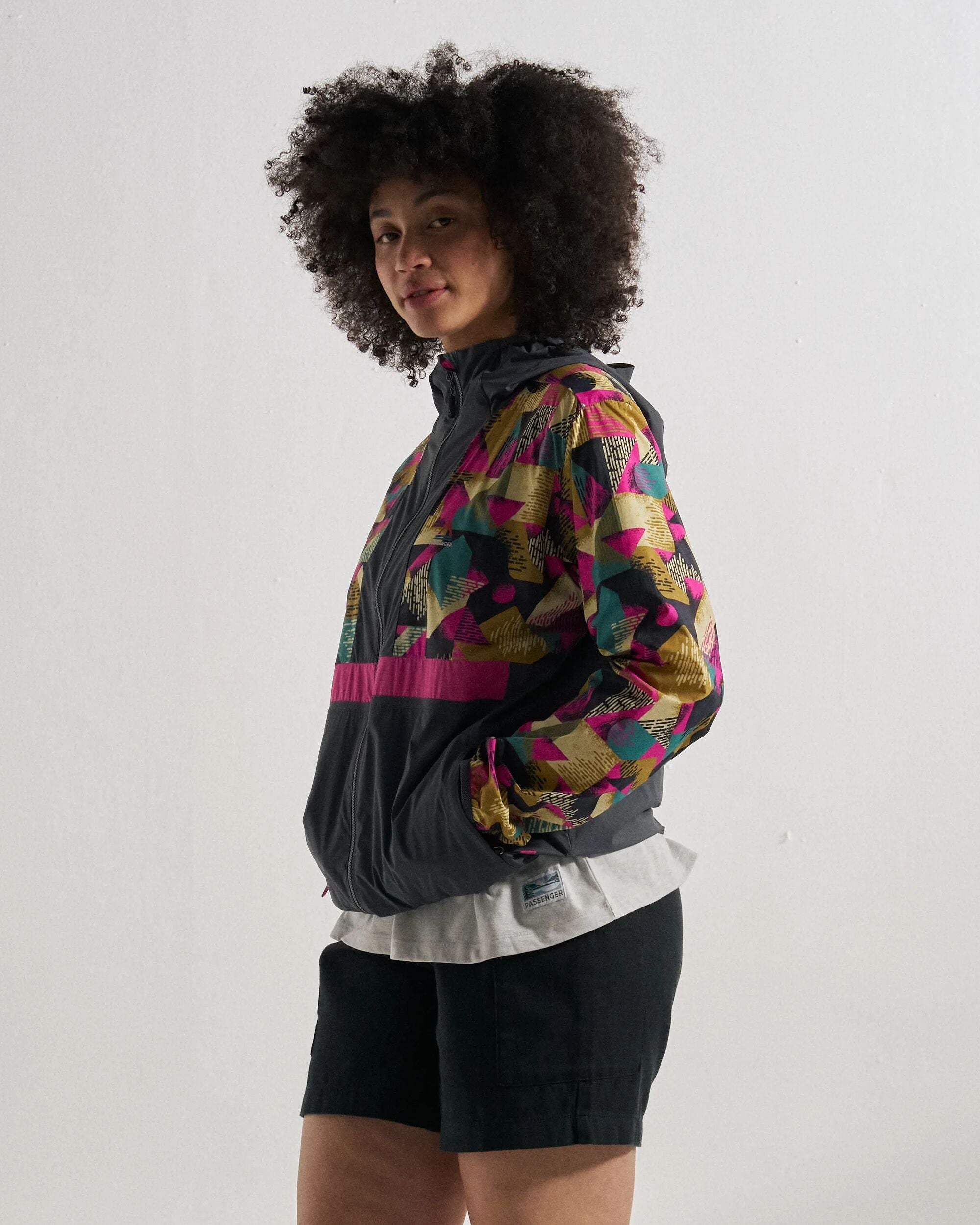 Viento Windshell Jacket - Mosaic Mountain Charcoal - Studio Model