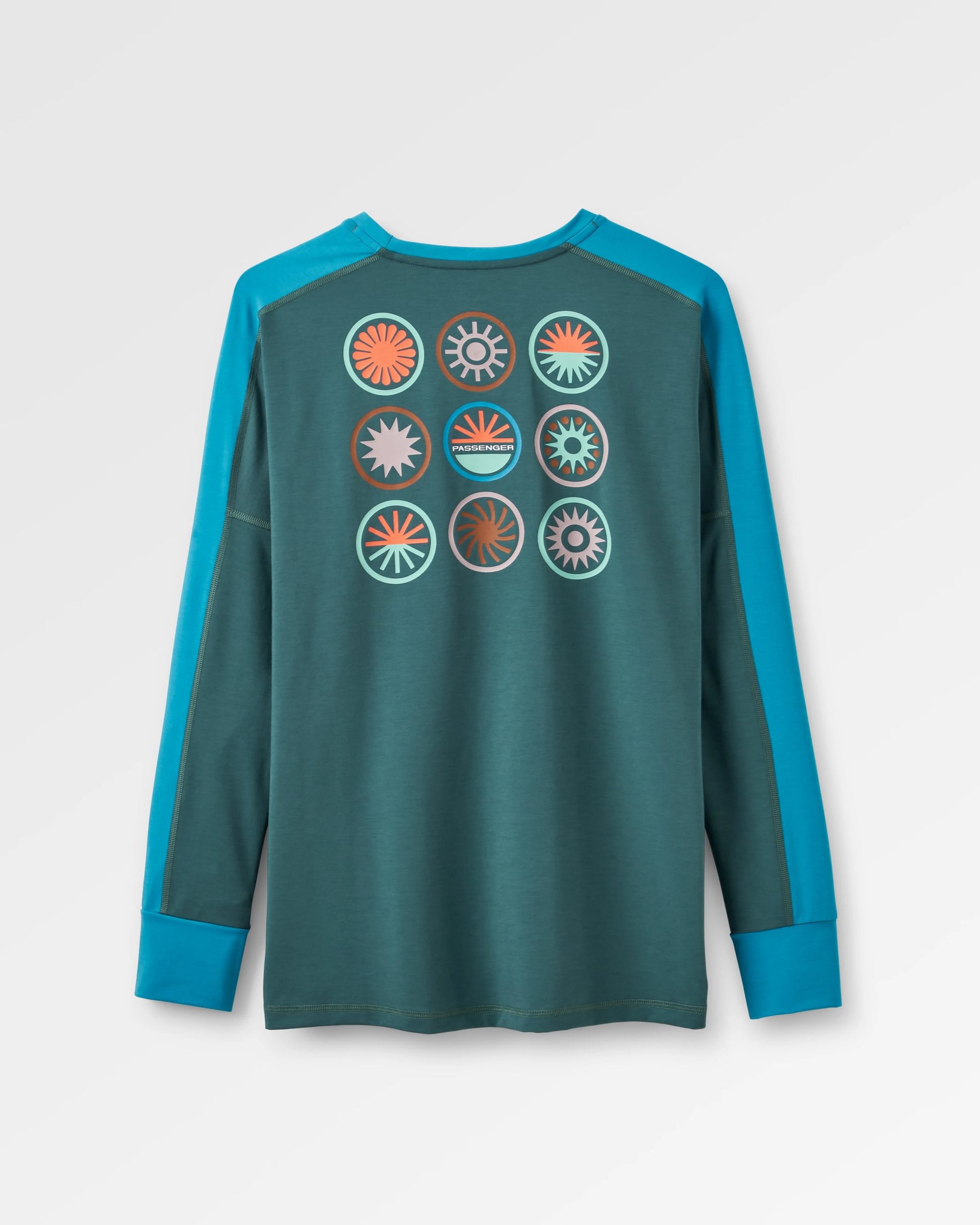 Chase The Light Active LS T-Shirt - Deep Ocean - Flatlay