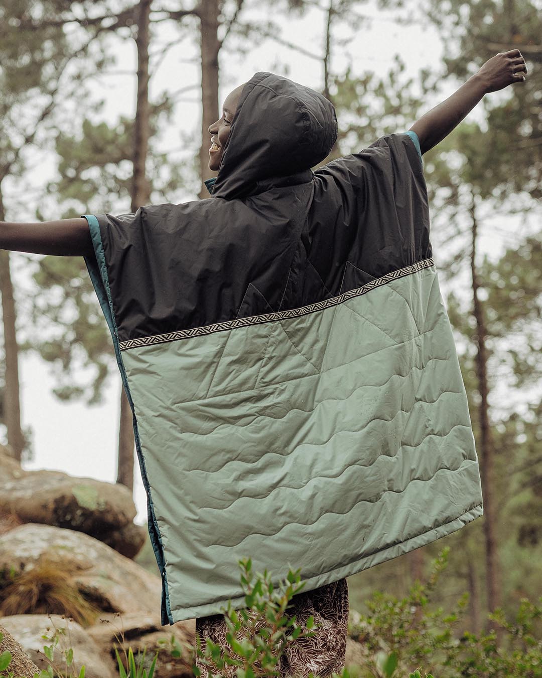 Womens_Outback Recycled Pull Over Changing Robe - True Black/Pistachio