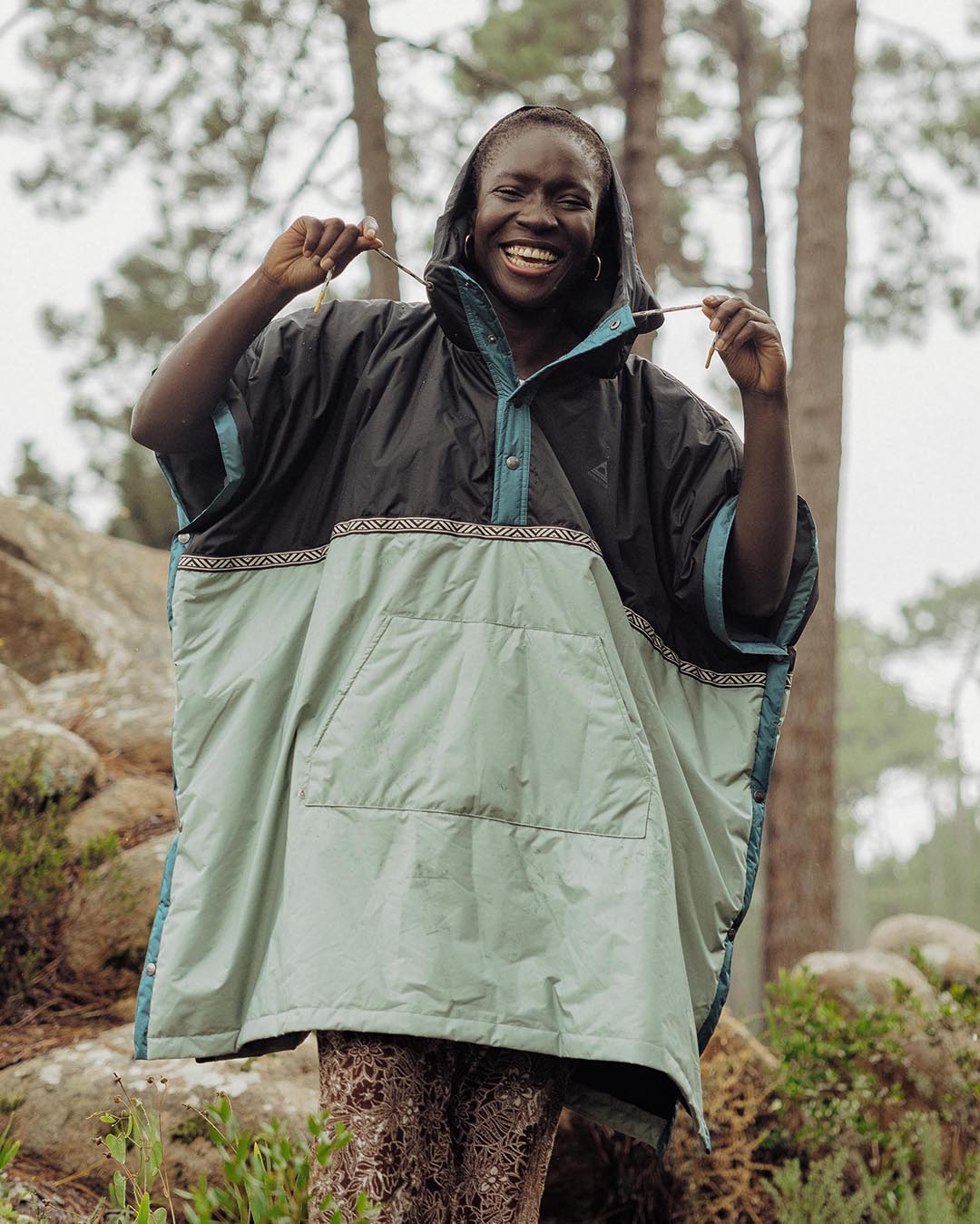 Womens_Outback Recycled Pull Over Changing Robe - True Black/Pistachio