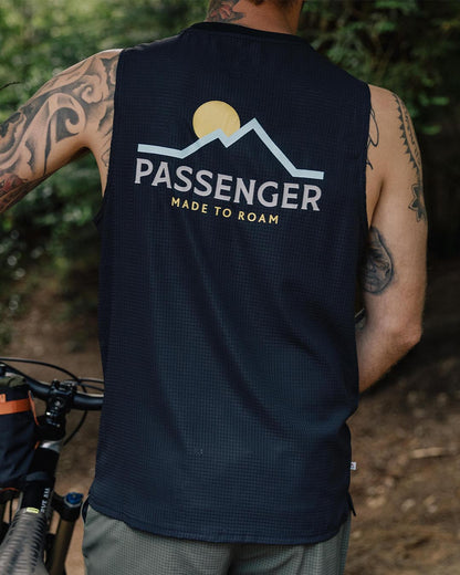 Calling Active Vest - Black - Lifestyle