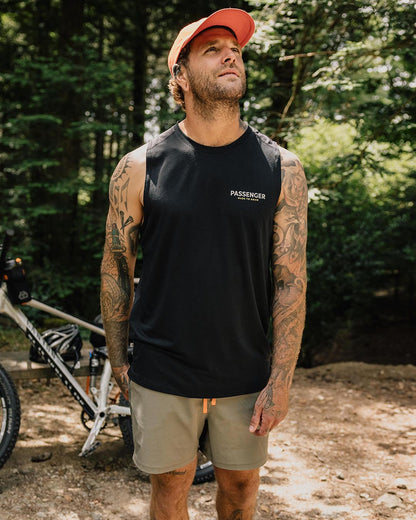 Calling Active Vest - Black - Lifestyle