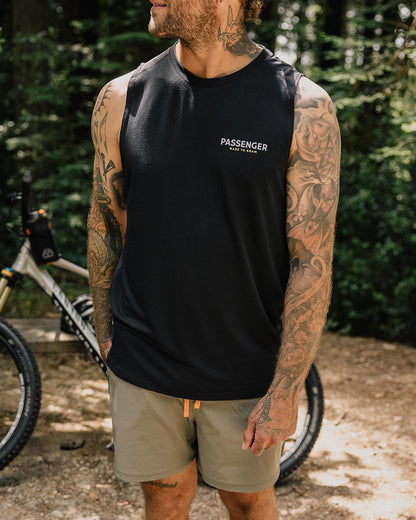 Calling Active Vest - Black - Lifestyle