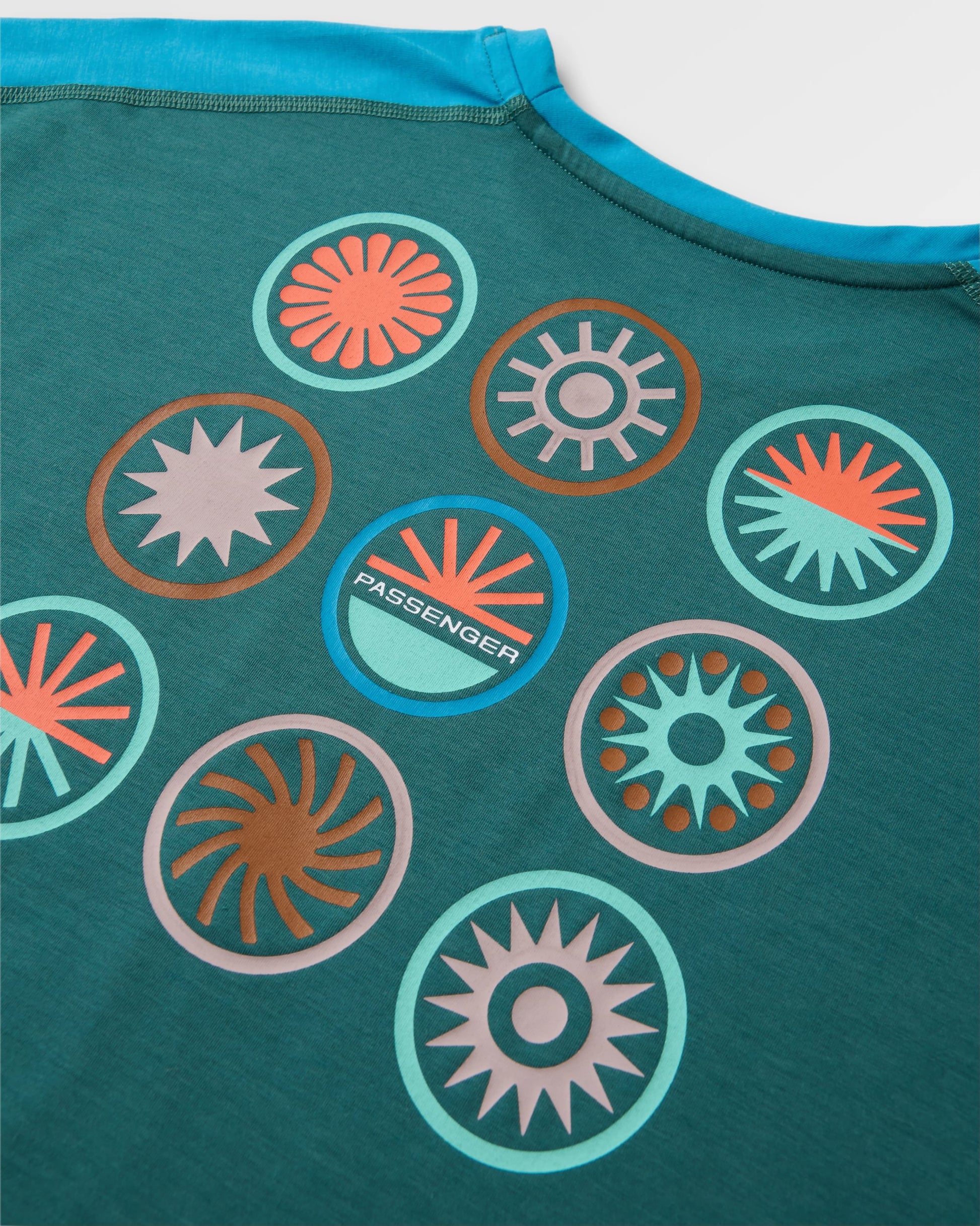 Chase The Light Active LS T-Shirt - Deep Ocean - Flatlay