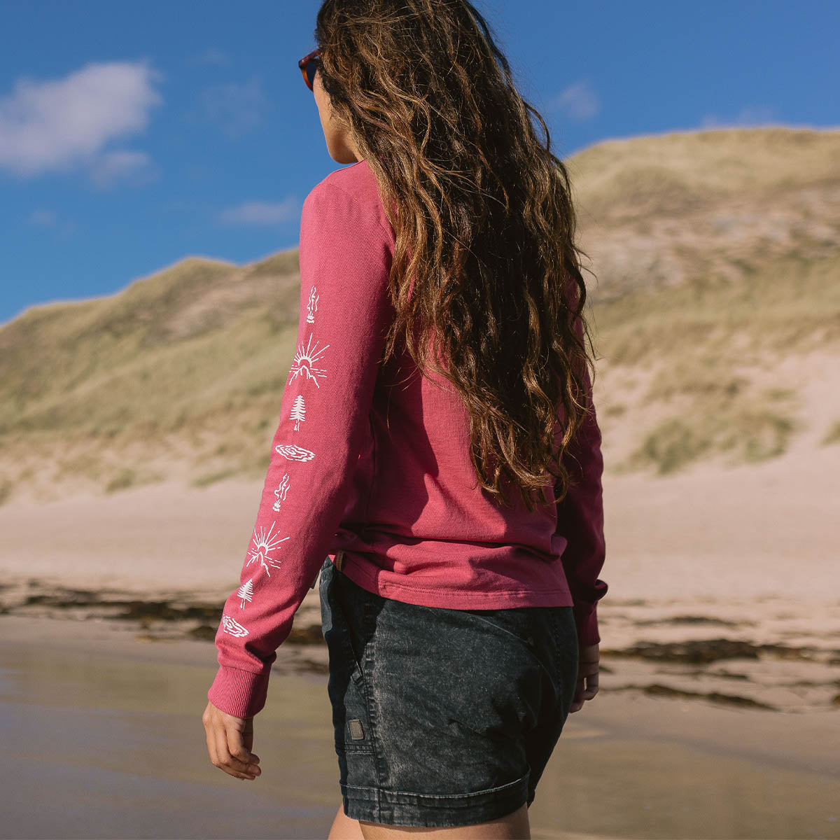 Dawn LS T-Shirt - Earth Red - Lifestyle